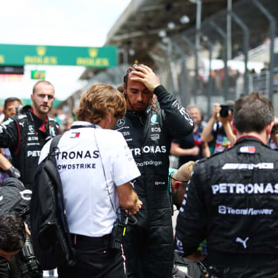 Lewis Hamilton ser besviken ut.