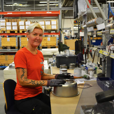 Glad arbetstagare i företaget Loval i Lovisa.