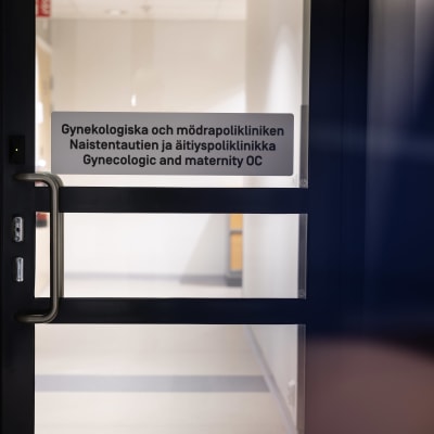 Sköterska går förbi dörr till gynekolog