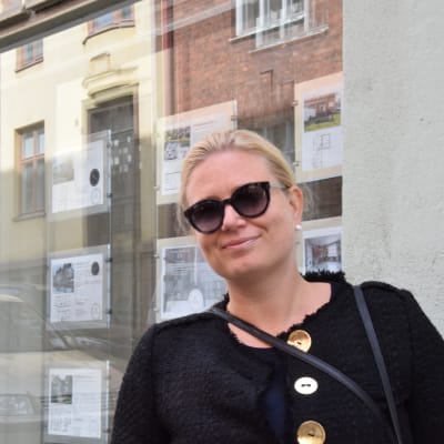 Linda Salonius-Pasternak utanför sin fastighetsförmedling.