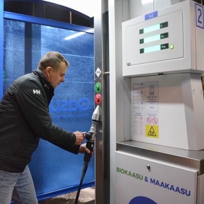 Man tankar gas i Borgå