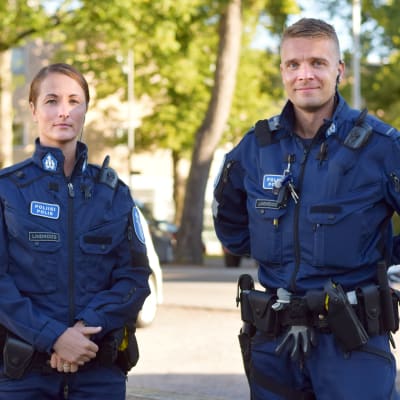 Bild på poliserna Johanna LIndroos och Rikard Lindroos i uniformer. 