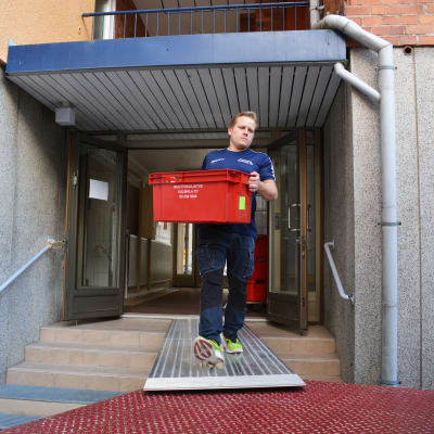 Jirka Pavén från flyttföretaget Muuttokuljetus Kulmala på en flytt i Åbo den 14.7.2022.