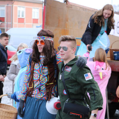 Abiturienter firar penkis i Kristinestad. I förgrunden en hippie och en pilot i det amerikanska flygvapnet.