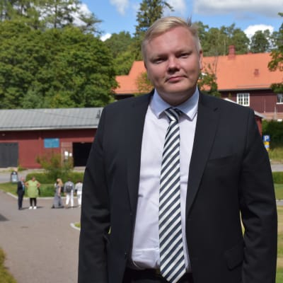 Tiede- ja kulttuuriministeri Antti Kurvinen Euran Kauttuan Ruukinpuistossa kesällä 2021.