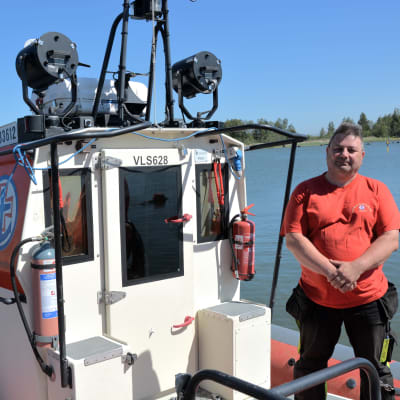 Roland Westerback ombord på en av Mople sjöräddningssällskaps båtar.