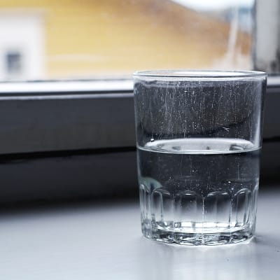 Vatten i ett glas.