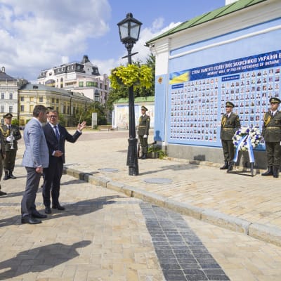 Petteri Orpo laskee Suomen seppeleen sodassa kaatuneiden muistoseinälle Kiovassa, Ukrainassa.