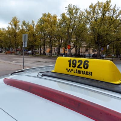 Taxistolpe i Borgå vid torget.