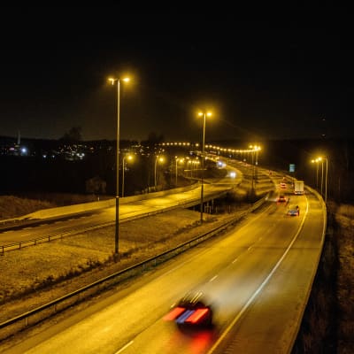 Bilar kör på motorvägen i mörkret