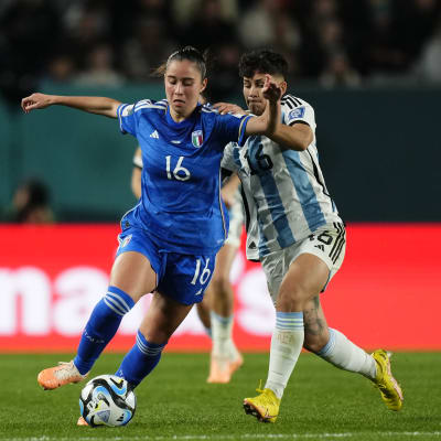 Italian Giulia Dragoni pallon kanssa, takana Argentiinan Lorena Benitez.