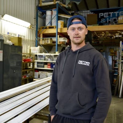 Petter Isaksson står i arbetshallen.