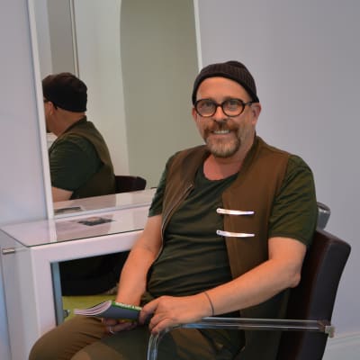 peter bergfeldt sitter i en stol i hans och ginas frisörsalong