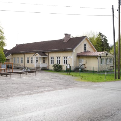 Snappertuna skola och en tom gård.
