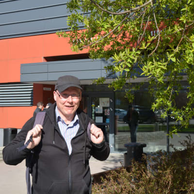 Man står och håller i sin ryggsäck utanför Borgå simhall