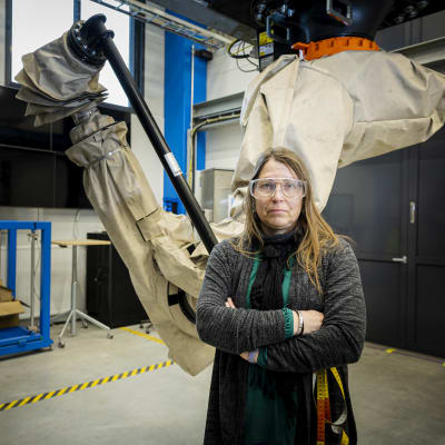 Mikkeliläinen Päivi Pussinen ompelee suojapukuja roboteille.