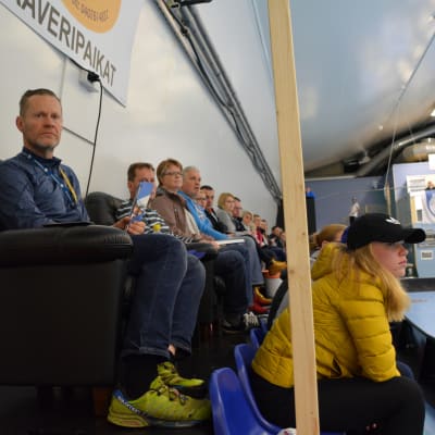 Publiken i Ingman Arena sitter längs ena långsidan.