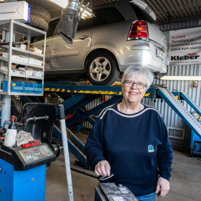 Veronica Wirbergh i sin bilverkstad.