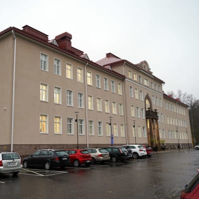 Ekåsens huvudbyggnad där Raseborgs stads administration finns.