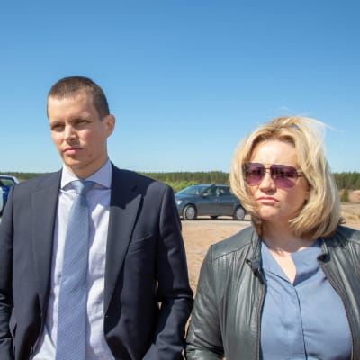 Kaikki synnit-sarjan näyttelijät Johannes Holopainen ja Maria Sid.