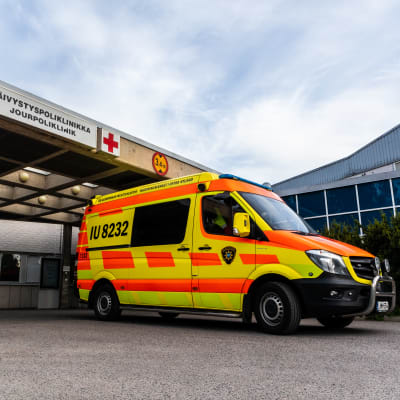 Ambulans utanför Borgå sjukhus
