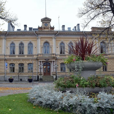 Bild på höstligt stadshus i Borgå.
