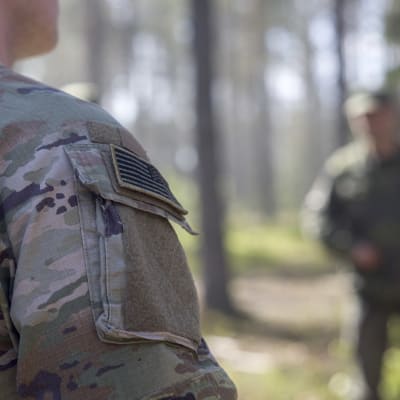 Yhdysvaltalaisen sotilaan olkapäässä yhdysvaltojenlippu -merkki.