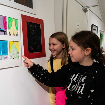 Skolelever på konstutställning.