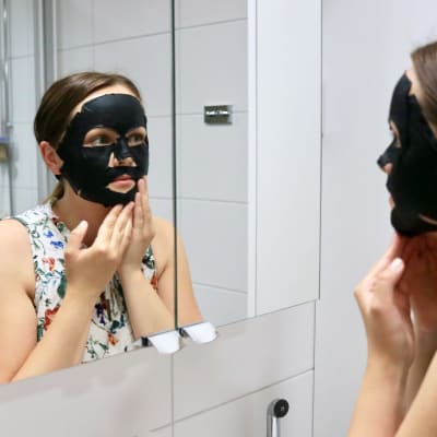 Kvinna med en svart ansiktsmask