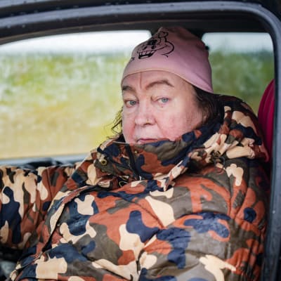 Rilla Porojärvi istuu autossaan.