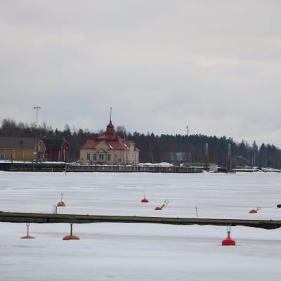 En hamn i vintertid.