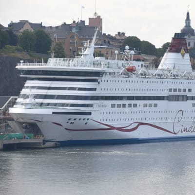 Viking Lines fartyg M/S Cinderella ligger förtöjd vid Kajen på Södermalm i Stockholm.