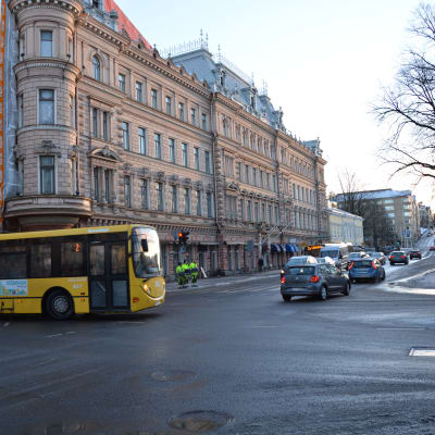 En buss svänger i en korsning i Åbo centrum. 