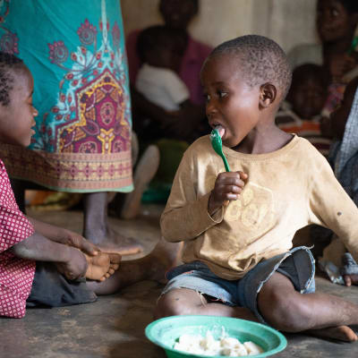 två afrikanska barn äter gröt