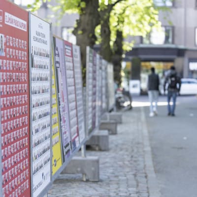 Kuntavaalimainoksia Töölössä Helsingissä.