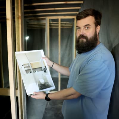 Oleksandr Tširva, Shov-nimisen yksityisbunkkereita valmistavat yrityksen omistaja esittelee valmistuvaa bunkkeria kädessään malliesite.
