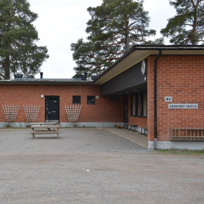 Röd tegelbyggnad från 70-talet, har skylten Särkimo skola.