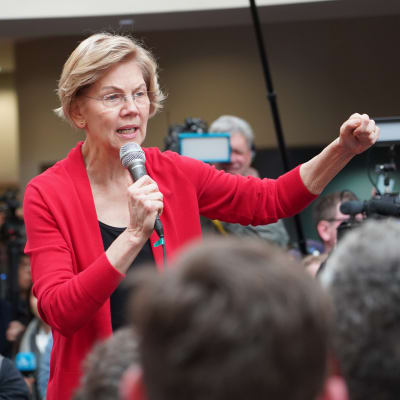 Elizabeth Warren talar inför publik i Indianola, Iowa.