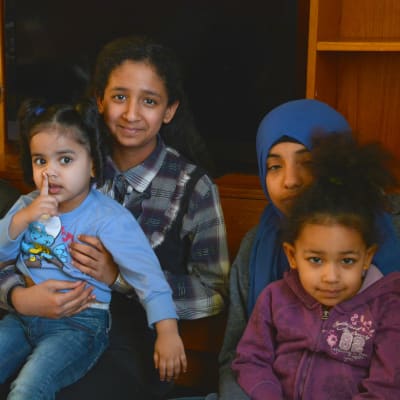 Flyktingbarnen Noha, Noor, Maryam, Zahraa och Finland från Irak.