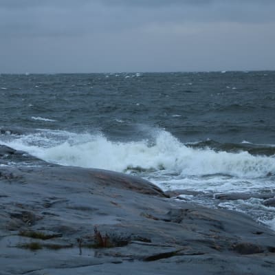 Vågor slår mot klippor.