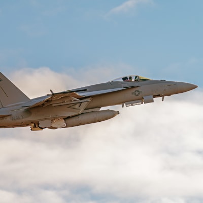 F/A-18E Super Hornet nousussa Satakunnan lennoston kentältä Pirkkalassa.