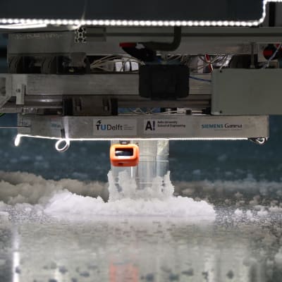 Aalto-yliopiston jäälaboratoriossa testataan metallirakennetta.