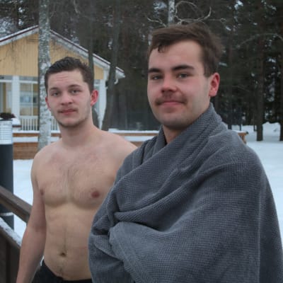 Avantouintiharrastajat Arttu Mäkelä ja Hiski Ikonen hymyilevät kameralle uinnin jälkeen.