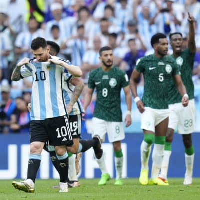 Argentiinalainen Lionel Messi vetää paitaa kasvojensa eteen.