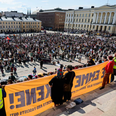 Demonstranter på Senatstorget i Helsingfors.