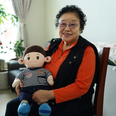 Jung-Ja Park, 82, kotonaan Soulissa Hyodol-robottinukkensa kanssa.