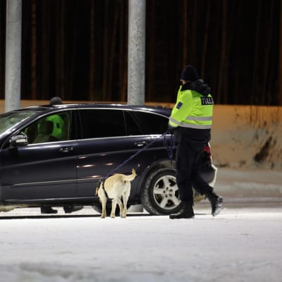 2/13 281 Tulli tarkastaa suomeen venäjältä tulevaa ajoneuvoa vartiuksessa.