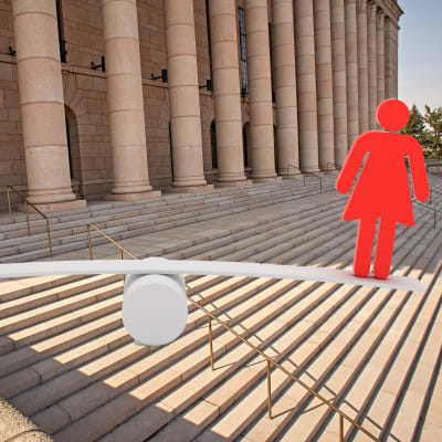 En grafisk bild av en kvinna och en man som står på en gungbräda på riksdagashustrappan.