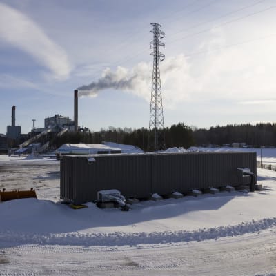  Suomen ensimmäinen kaukolämpöä tuottava geoterminen lämpölaitos käynnistettiin Vantaan Varistossa(kontissa edustalla). Taustalla näkyy Martinlaakson voimalaitos.