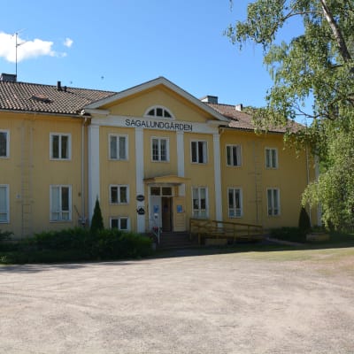 En bild på framsidan av den gula Sagalundgården.